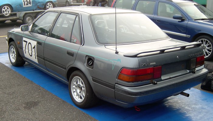 Toyota Carina '91 varikolla kisan j&auml;lkeen