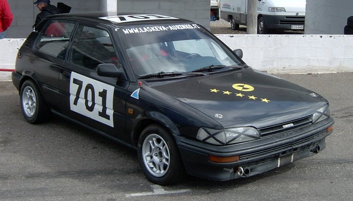 Toyota Corolla '90 varikolla odottamassa kisan alkua