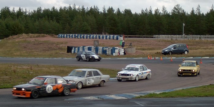 Nippu Saloon-bemareita sek&auml; Racing-luokan mersu ja Civic