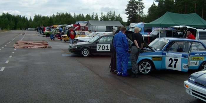 Racing-autoja Alastaron varikolla